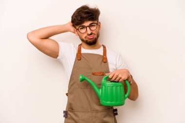 Genç bahçıvan elinde su bidonu tutan İspanyol beyaz arka planda izole edilmiş, şoka uğrayan, önemli bir toplantıyı hatırladı..