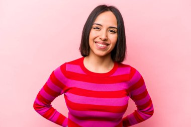 Genç İspanyol kadın pembe arka planda izole edilmiş mutlu, güler yüzlü ve neşeli.
