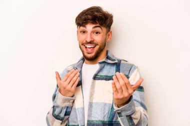 Beyaz arka planda izole edilmiş genç bir İspanyol seni işaret ediyor sanki davet ediyormuş gibi..