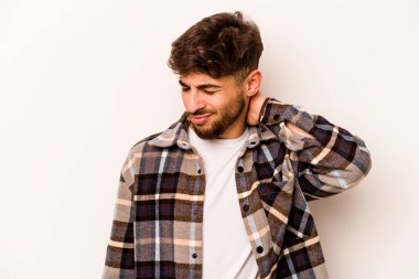 Beyaz arka planda izole edilmiş genç bir İspanyol sabit yaşam tarzından dolayı boyun ağrısı çekiyor..