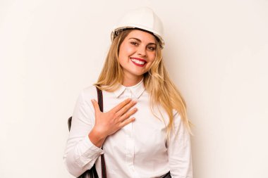 Miğferli ve elinde beyaz arka planda izole edilmiş planlar tutan genç mimar kadın kahkahalar atıyor..