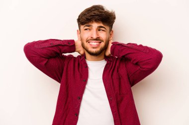 Beyaz arka planda izole edilmiş genç bir İspanyol sabit yaşam tarzından dolayı boyun ağrısı çekiyor..