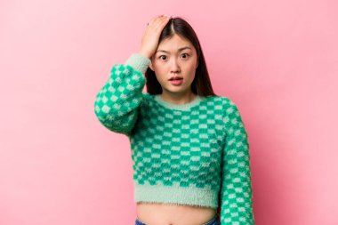 Pembe arka planda mahsur kalmış genç Çinli kadın şok geçiriyordu. Önemli bir toplantıyı hatırladı..