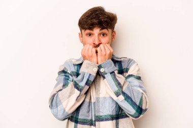 Beyaz arka planda izole edilmiş, tırnak yiyen, gergin ve endişeli genç bir adam..