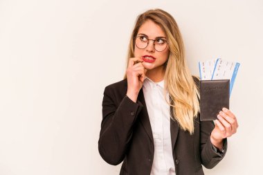 Beyaz arka planda izole edilmiş pasaportu olan beyaz bir kadın. Bir şeyin fotokopi odasına baktığını düşünerek rahatlıyor..