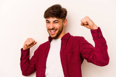 Beyaz arka planda izole edilmiş genç bir İspanyol tasasız ve heyecanlı bir şekilde tezahürat yapıyor. Zafer konsepti.