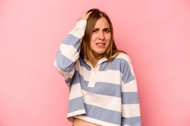 Pembe arka planda izole edilmiş genç beyaz kadın şok geçiriyordu. Önemli bir toplantıyı hatırladı..