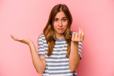 Pembe arka planda izole edilmiş beyaz bir kadın parasız olduğunu gösteriyor..