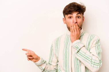 Beyaz arka planda izole edilmiş genç bir İspanyol yan tarafı gösteriyor.