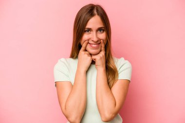 Pembe arka planda izole edilmiş beyaz bir kadın iki seçenek arasında şüphe duyuyor..