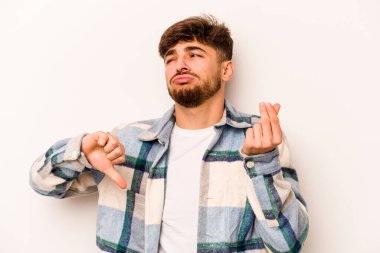 Beyaz arka planda izole edilmiş genç bir İspanyol, kadının hiç parası olmadığını gösteriyor..