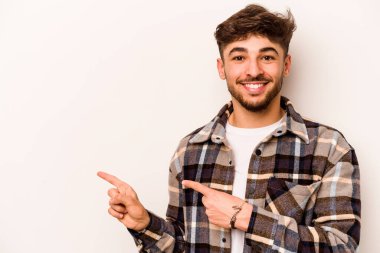 Beyaz arka planda izole edilmiş genç bir İspanyol işaret parmaklarıyla işaret ederek heyecanlanıyor..