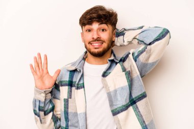 Beyaz arka planda izole edilmiş genç bir İspanyol öfkeyle bağırıyor..