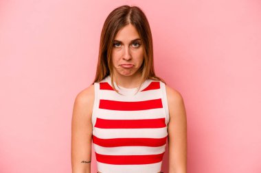 Pembe arka planda soyutlanmış beyaz bir kadın üzgün, ciddi bir yüz, mutsuz ve hoşnutsuz..