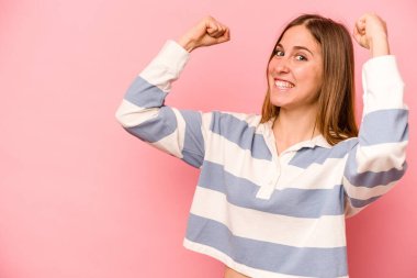 Pembe arka planda izole edilmiş beyaz bir kadın zaferden sonra yumruğunu kaldırıyor, kazanan konsept.