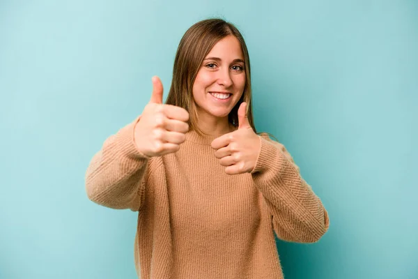 Jonge Blanke Vrouw Geïsoleerd Blauwe Achtergrond Het Verhogen Van Beide — Stockfoto