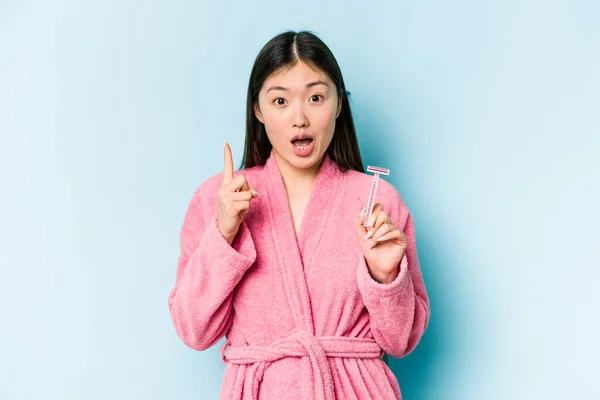 Joven Mujer Asiática Sosteniendo Hoja Afeitar Aislada Sobre Fondo Azul —  Fotos de Stock