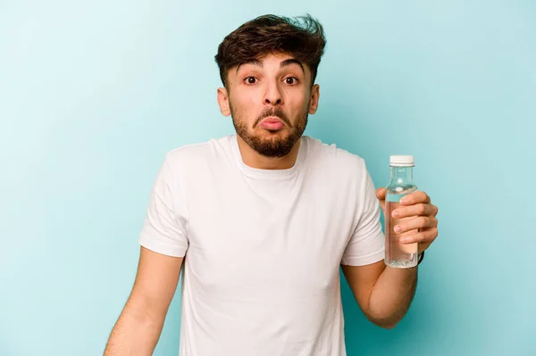 Jonge Spaanse Man Met Een Fles Water Geïsoleerd Witte Achtergrond — Stockfoto