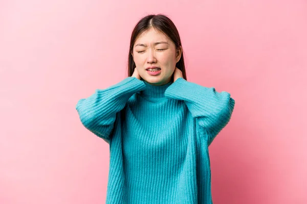 Mujer Joven China Aislada Sobre Fondo Rosa Sufriendo Dolor Cuello —  Fotos de Stock