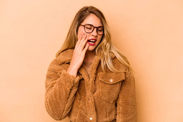 Mujer Joven Caucásica Aislada Sobre Fondo Beige Bostezando Mostrando Gesto — Foto de Stock