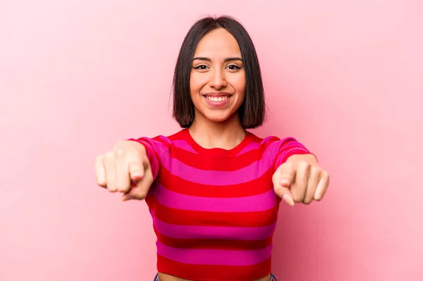 Jonge Latino Vrouw Geïsoleerd Roze Achtergrond Vrolijke Glimlachen Wijzend Naar — Stockfoto