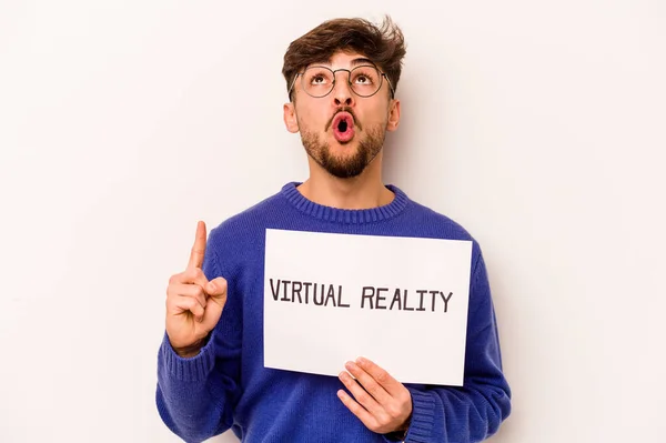 Jovem Hispânico Segurando Cartaz Realidade Virtual Isolado Fundo Branco Apontando — Fotografia de Stock