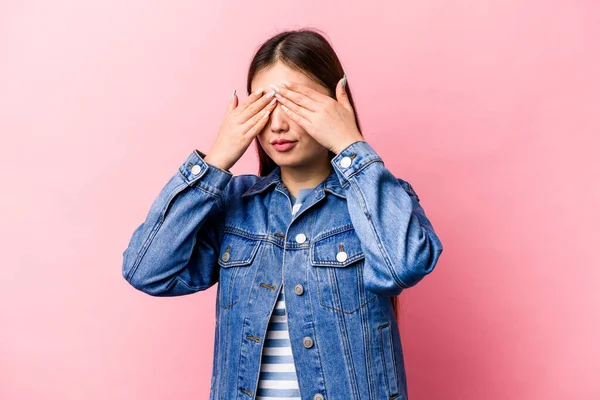 Joven Mujer China Aislada Sobre Fondo Rosa Miedo Cubriendo Los —  Fotos de Stock