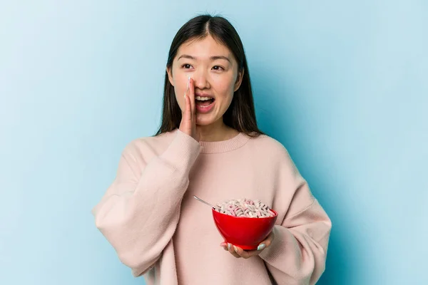 Jonge Aziatische Vrouw Het Houden Van Een Kom Van Granen — Stockfoto