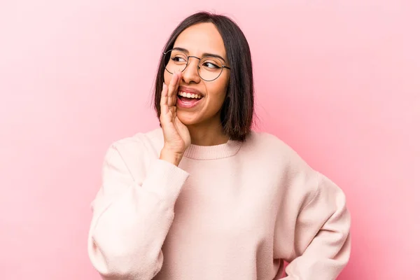 Mujer Hispana Joven Aislada Sobre Fondo Rosa Gritando Emocionada Frente — Foto de Stock