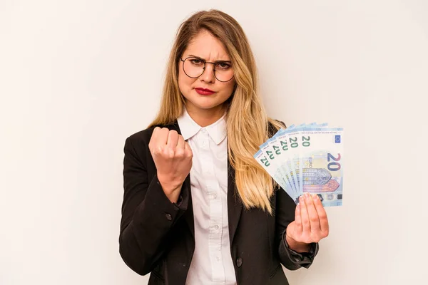 白地に孤立した紙幣を持つ若い実業家の女性は カメラに拳を示し 積極的な顔の表情 — ストック写真