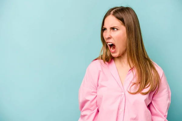 Νεαρή Καυκάσια Γυναίκα Απομονωμένη Μπλε Φόντο Φωνάζοντας Πολύ Θυμωμένη Οργισμένη — Φωτογραφία Αρχείου