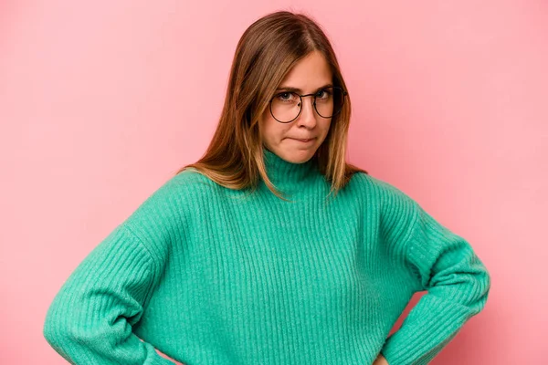 Giovane Donna Caucasica Isolata Sfondo Rosa Volto Accigliato Dispiacere Tiene — Foto Stock