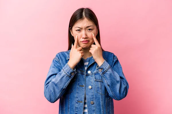 年轻的中国女人因粉红的背景而孤独哭泣 对某事不满 痛苦和困惑的概念 — 图库照片