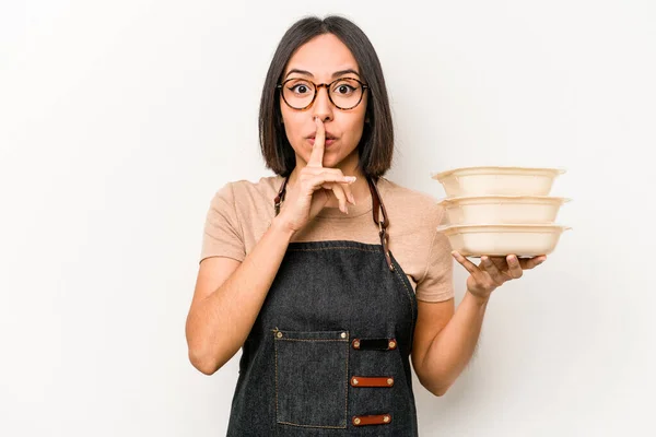 Jovem Caucasiano Garçonete Mulher Segurando Tupperware Isolado Fundo Branco Manter — Fotografia de Stock