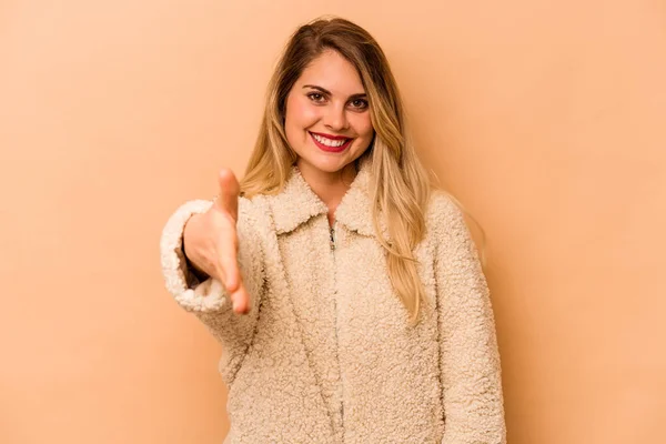 Joven Mujer Caucásica Aislada Sobre Fondo Beige Estirando Mano Cámara —  Fotos de Stock