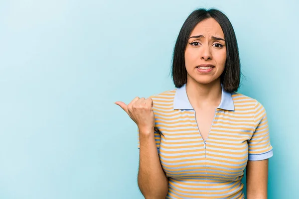 Junge Hispanische Frau Isoliert Auf Blauem Hintergrund Schockiert Mit Zeigefinger — Stockfoto