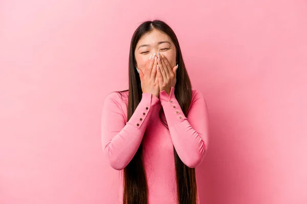 Joven Mujer China Aislada Sobre Fondo Rosa Riendo Algo Cubriendo —  Fotos de Stock