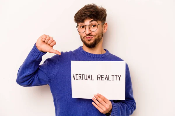 Jovem Hispânico Segurando Cartaz Realidade Virtual Isolado Fundo Branco Sente — Fotografia de Stock