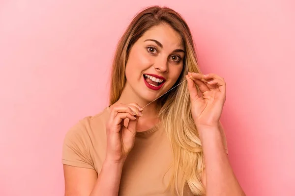 Mujer Joven Caucásica Sosteniendo Hilo Dental Aislado Sobre Fondo Rosa —  Fotos de Stock