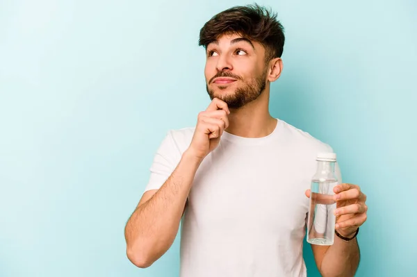 Young Hispanic Man Holding Bottle Water Isolated White Background Looking — Stockfoto