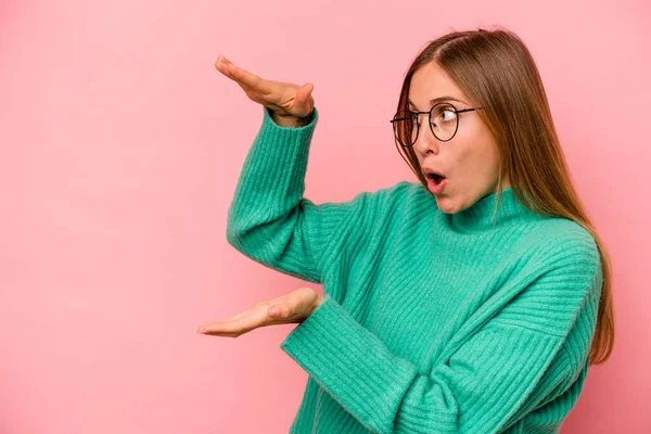 Junge Kaukasische Frau Isoliert Auf Rosa Hintergrund Schockiert Und Erstaunt — Stockfoto