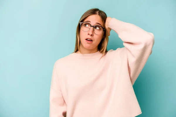 Ung Kaukasisk Kvinna Isolerad Blå Bakgrund Chockad Hon Har Kommit — Stockfoto