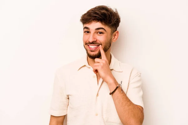 Νεαρός Ισπανόφωνος Απομονωμένος Λευκό Φόντο Χαμογελώντας Χαρούμενος Και Σίγουρος Αγγίζοντας — Φωτογραφία Αρχείου