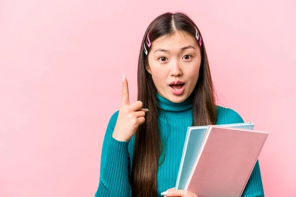 Νεαρή Ασιάτισσα Φοιτήτρια Που Κρατάει Βιβλία Απομονωμένα Ροζ Φόντο Έχοντας — Φωτογραφία Αρχείου