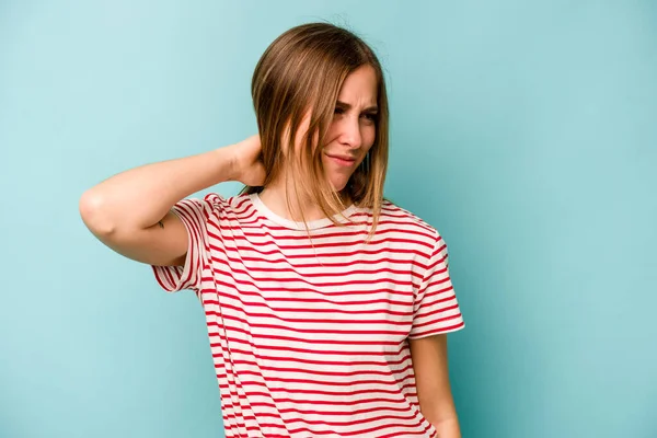 Giovane Donna Caucasica Isolata Sfondo Blu Che Dolore Collo Causa — Foto Stock