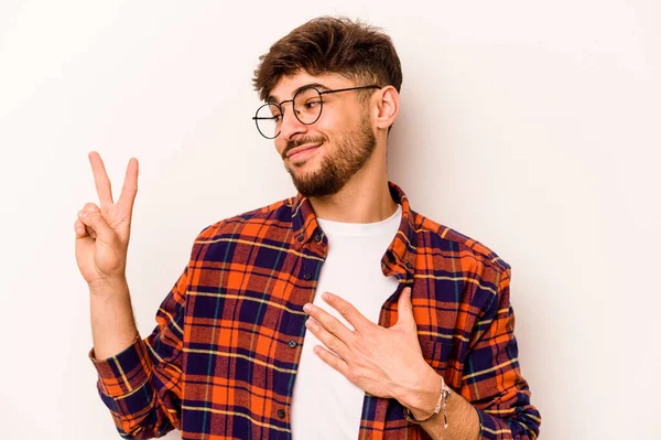 Joven Hispano Aislado Sobre Fondo Blanco Haciendo Juramento Poniendo Mano — Foto de Stock