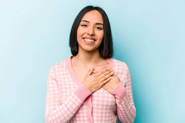 Jonge Spaanse Vrouw Geïsoleerd Blauwe Achtergrond Heeft Vriendelijke Uitdrukking Druk — Stockfoto