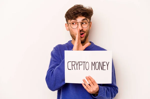 Giovane Uomo Ispanico Possesso Cartello Cripto Denaro Isolato Sfondo Bianco — Foto Stock