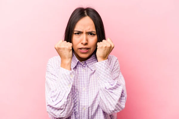 Jonge Latino Vrouw Geïsoleerd Roze Achtergrond Boos Schreeuwen Met Gespannen — Stockfoto