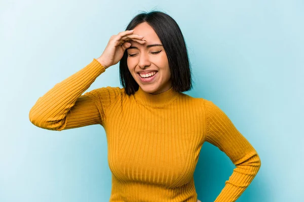 Jonge Spaanse Vrouw Geïsoleerd Blauwe Achtergrond Vrolijk Lachen Veel Geluksconcept — Stockfoto